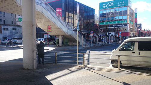横断歩道を渡ってすぐの停留所