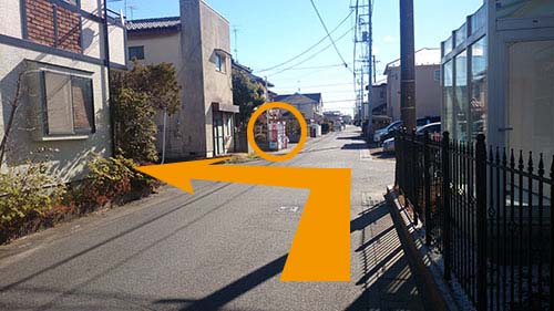 自動販売機の見える十字路